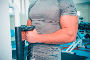 Spor salonunda vücut geliştirmeci