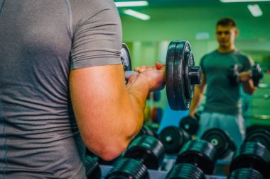 Spor salonunda vücut geliştirmeci