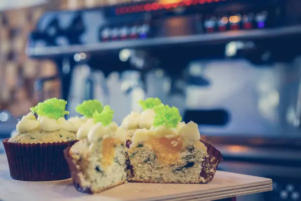 Kahve makinesi ve kafede capkake