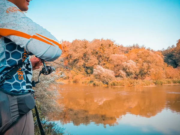 Jovem a pescar. bokeh, fundo borrado — Fotografia de Stock