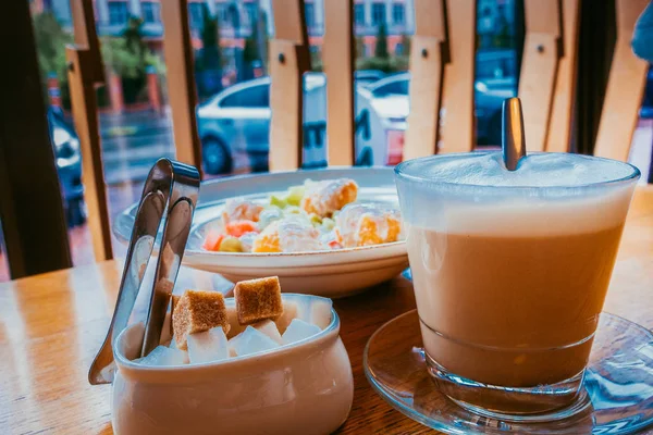 Morgenkaffee im Café — Stockfoto