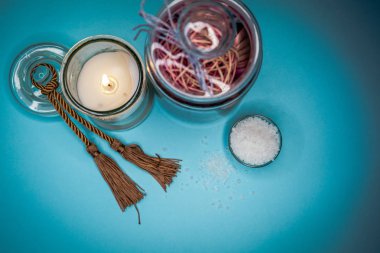 Arka plan spa kabukları mum ve tuz konu üzerinde