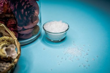 Arka plan spa kabukları mum ve tuz konu üzerinde