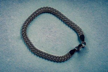 mavi bir arka plan üzerinde gümüş bilezik