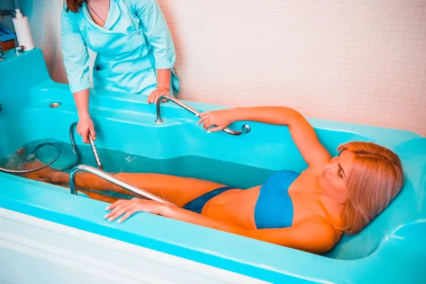 Blondine Entspannt Sich Wellness Salon Bei Unterwassermassage — Stockfoto