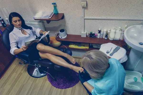 Vinnytsia Ukraine Circa 2019 Schöne Frau Entspannt Mit Nagelbehandlung Salon — Stockfoto