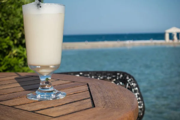 Cocktail al bar sul mare — Foto Stock