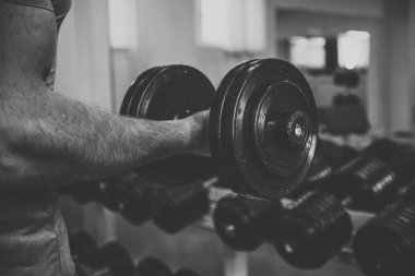 Spor salonunda vücut geliştirmeci