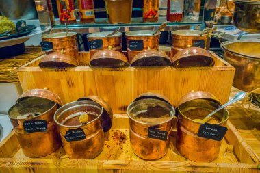 Restoranda açık büfe yemekler