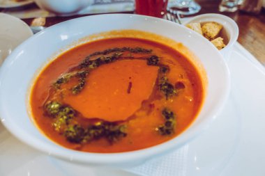 Bir tabak içinde domates çorbası