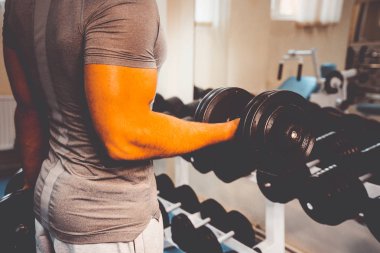 Spor salonunda vücut geliştirmeci