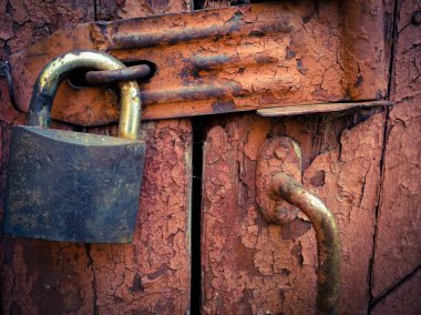 eski kapıyı kilitle