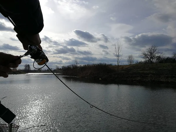 Giovane Uomo Pesca Sul Lago — Foto Stock