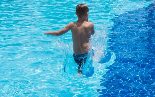 Ein Junge springt in den Pool — Stockfoto