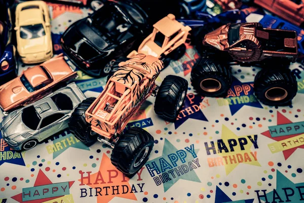 Leksak bilar födelsedagspresent — Stockfoto