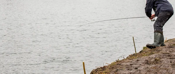 Pike rybaří na jezeře. Rybolovná rekreace — Stock fotografie
