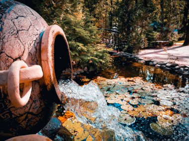 eski bir vazodan şelale