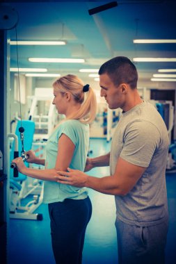 Kişisel eğitim kavramı. Koç ve istemci jimnastik salonu