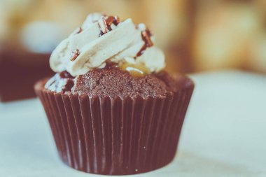 bir tepsi üzerinde pek çok güzel pastalar