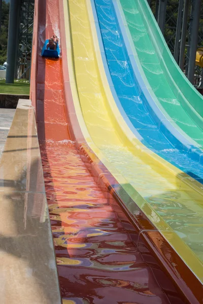 Le garçon monte un toboggan dans le parc aquatique — Photo