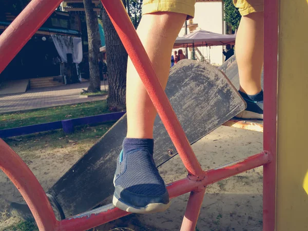 Nohy dítěte vylézt na houpačce — Stock fotografie