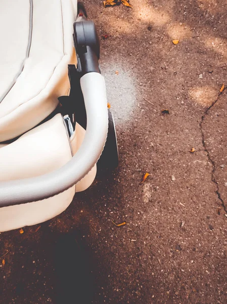 Çocuk arabası ve bacaklar