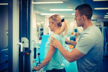 Kişisel eğitim kavramı. Koç ve istemci jimnastik salonu