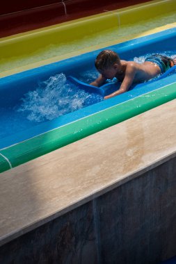 Çocuk bir slayt su park gezintisi