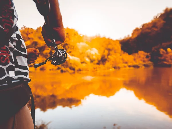 Giovanotto che pesca. bokeh, sfondo sfocato — Foto Stock