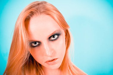 Yeşil gölgeli göz makyajı