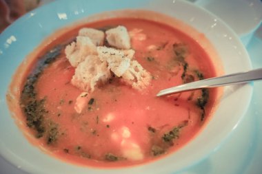 Bir tabak içinde domates çorbası