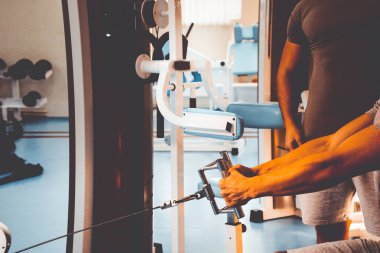 Spor salonunda vücut geliştirmeci