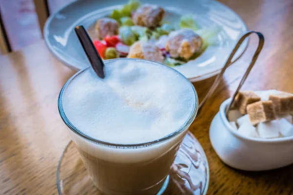 Morgenkaffee im Café — Stockfoto