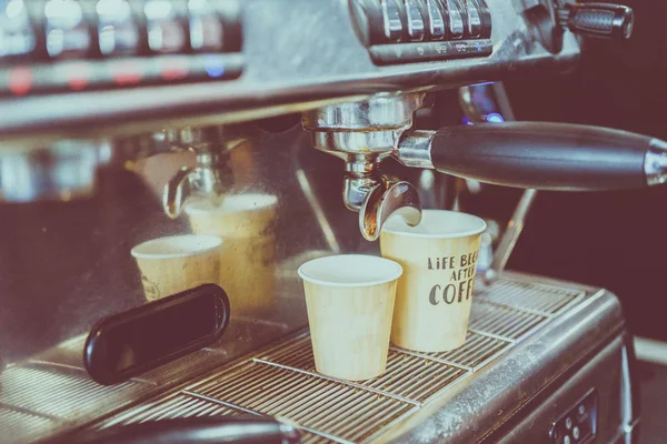 기계에 커피를 만드는 — 스톡 사진