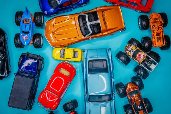 Brinquedo carros presente de aniversário — Fotografia de Stock