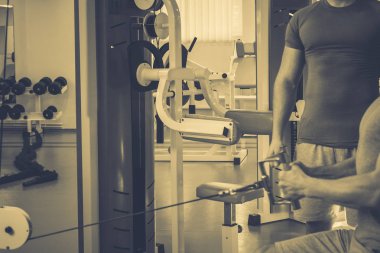 Spor salonunda vücut geliştirmeci