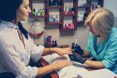 Rahat spa salonunda Manikür prosedürü