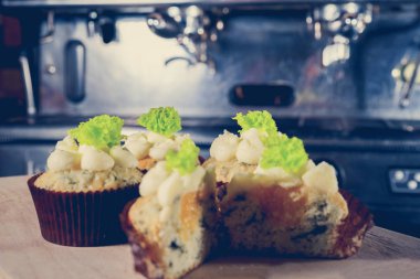 bir tepsi üzerinde pek çok güzel pastalar