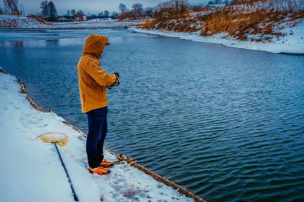 Jovem Pesca Por Lago — Fotografia de Stock