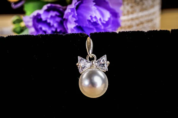 Hermosa joyería con piedras — Foto de Stock