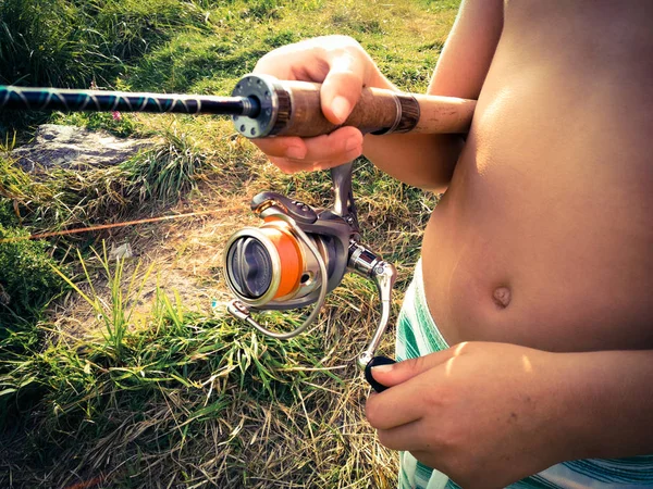 Il ragazzo sta pescando — Foto Stock