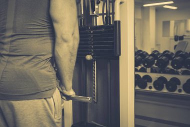 Spor salonunda vücut geliştirmeci