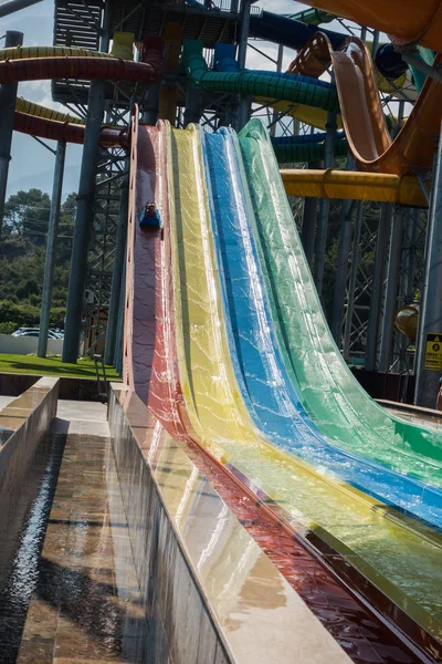 Der Junge fährt eine Rutsche im Wasserpark — Stockfoto