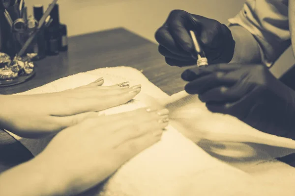 Manicura en el salón de spa —  Fotos de Stock