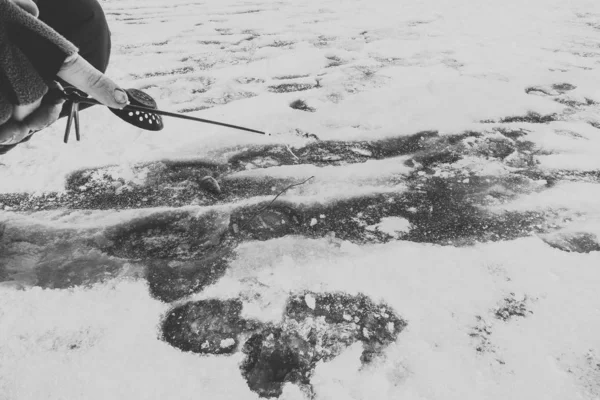 氷から冬の釣り — ストック写真