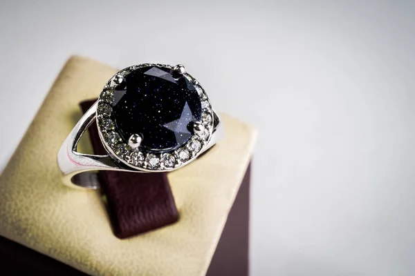 Bellissimo Anello Argento Vicino — Foto Stock