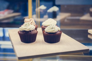 bir tepsi üzerinde pek çok güzel pastalar