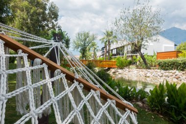 Güzel tatil beldesi. Yeşil ve çiçekler