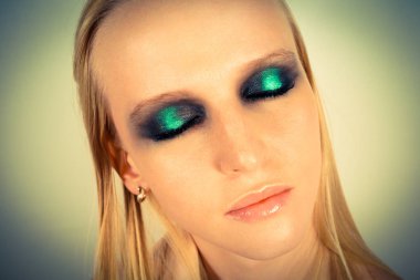 Makyaj yeşil gölgeler ile