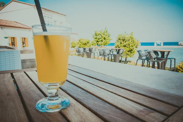 Cocktails in de bar aan zee — Stockfoto